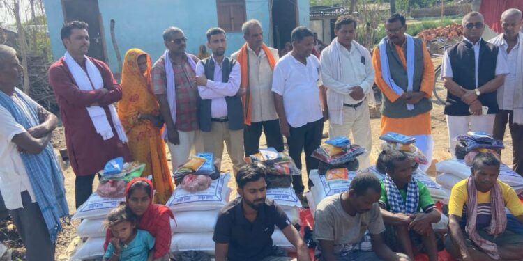 मझौवाका अग्निपीडितलाई कांग्रेसको राहत