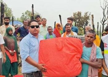 तरुण दल सिरहा अध्यक्ष  अरबिन्द मण्डलको पहलमा हेल्पिन हट  द्धारा  राहत सहयोग