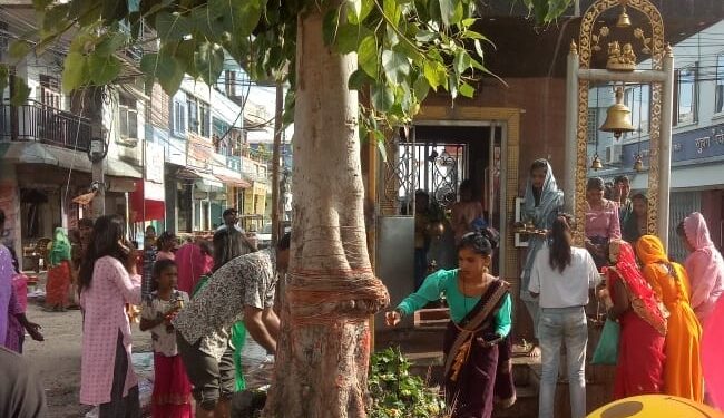 गोलबजारको शिव मन्दिरमा   बिहानैदेखि भक्तजनको घुइँचो