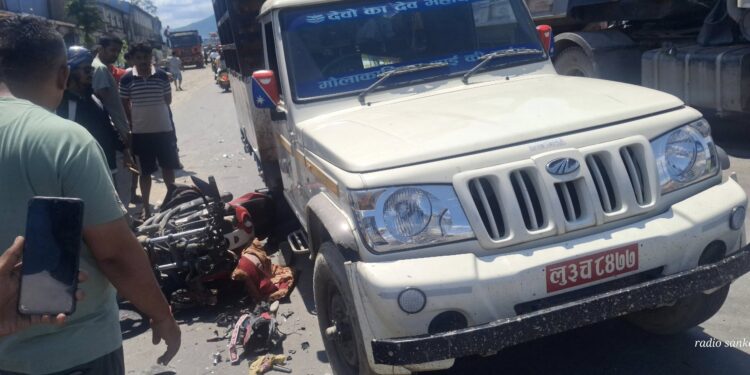 नवलपुरको गैँडाकोटमा मोटरसाइकाल र बोलेरो एक आपसमा ठोक्किँएर दुर्घटना हुँदा दुई जना घाइते