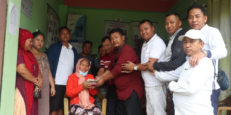 डाँडाझेरी गैंडाकोट विकास समाजको पहलमा क्यान्सर पीडितलाई सहयोग