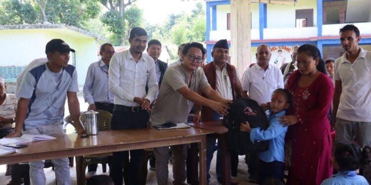 बुलिङटारमा अध्यक्ष छात्रवृत्ति कार्यक्रम अन्तर्गत जेहेन्दार तथा विपन्न विद्यार्थीहरूलाई शैक्षिक सामग्री वितरण सम्पन्न