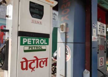 हिजो राति १२ बजे देखि लागु हुनेगरी पेट्रोलमा प्रतिलिटर ५ रुपैयाँ र डिजेल र मट्टितेल प्रतिलिटर १ रुपैयाँ घटाए