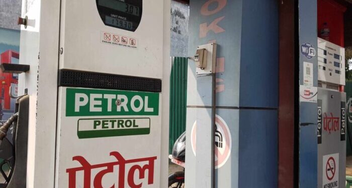 हिजो राति १२ बजे देखि लागु हुनेगरी पेट्रोलमा प्रतिलिटर ५ रुपैयाँ र डिजेल र मट्टितेल प्रतिलिटर १ रुपैयाँ घटाए